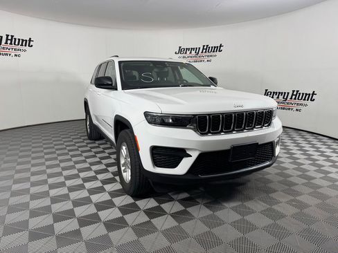 Used 2023 Jeep Grand Cherokee Laredo w/ Luxury Tech Group I AWD/4WD image 10
