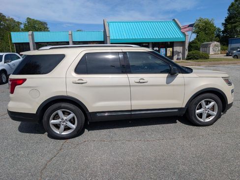 Used 2018 Ford Explorer XLT FWD image 10