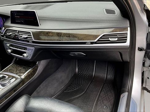 Used 2018 BMW 750i w/ M Sport Package image 26