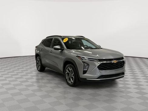 Certified 2025 Chevrolet Trax LT w/ LT Convenience Package FWD image 2