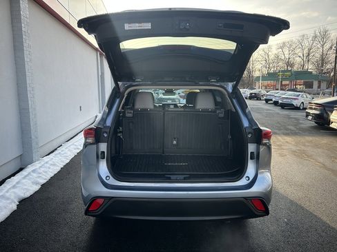 Used 2020 Toyota Highlander XLE image 12