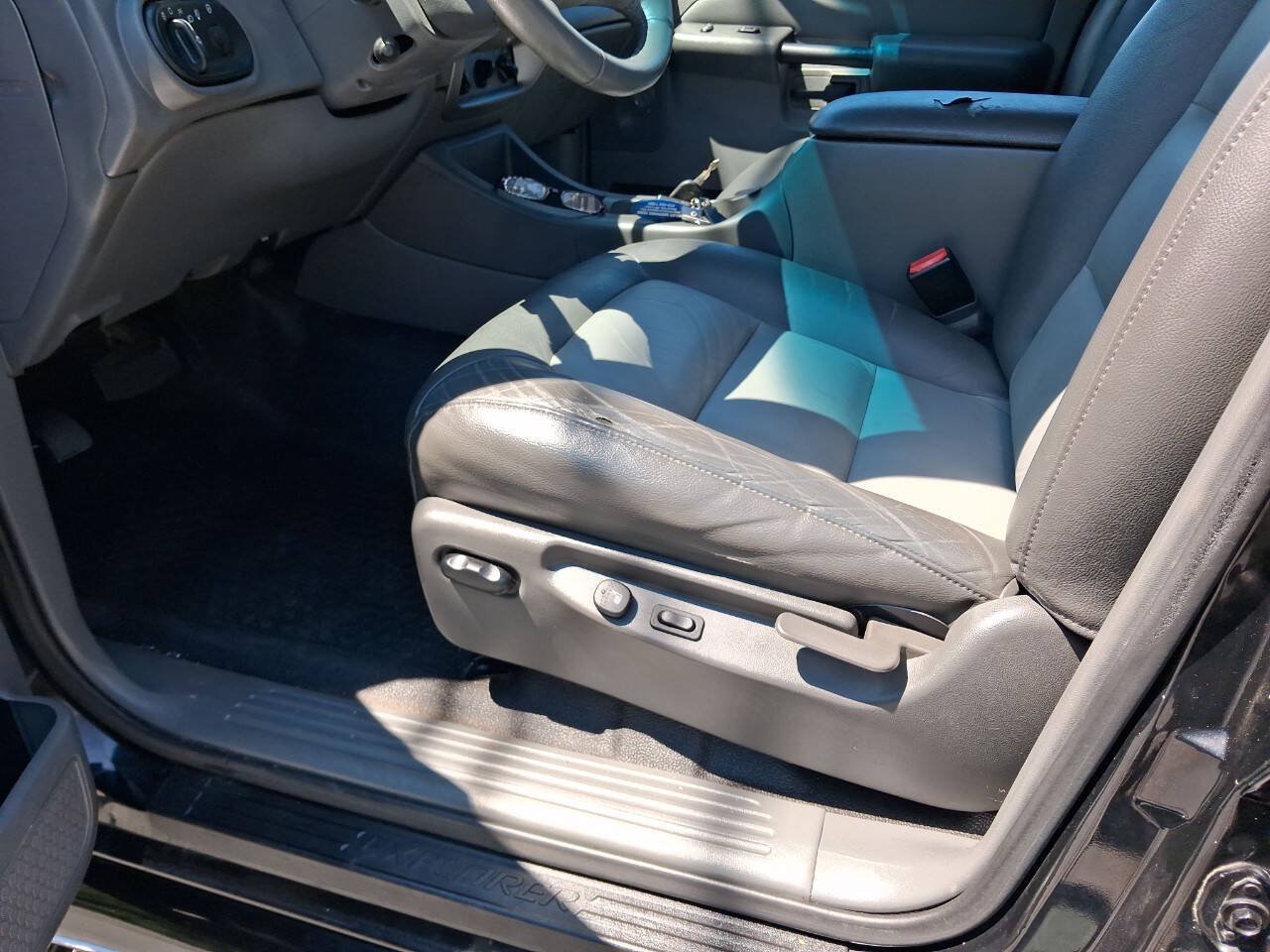 Used 2005 Ford Explorer Sport Trac 4x4 image 24