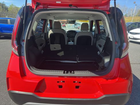 Used 2025 Kia Soul LX image 12
