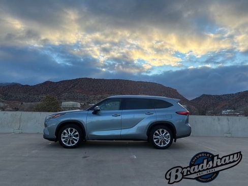 Used 2021 Toyota Highlander Limited image 4