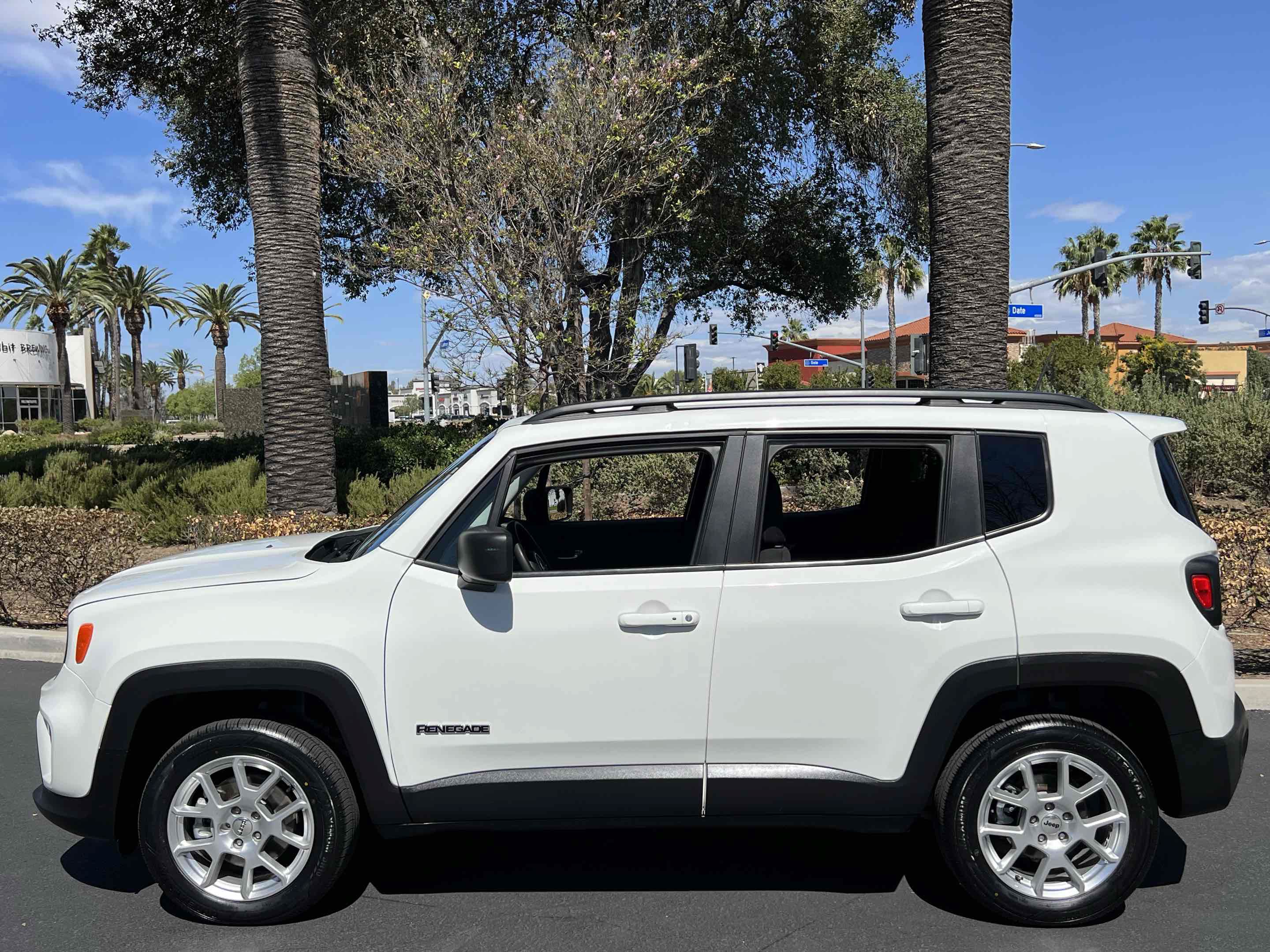 Used 2022 Jeep Renegade Latitude AWD/4WD image 15