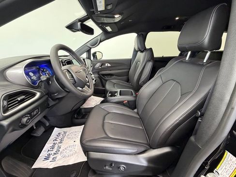 New 2026 Chrysler Pacifica Select AWD/4WD image 4