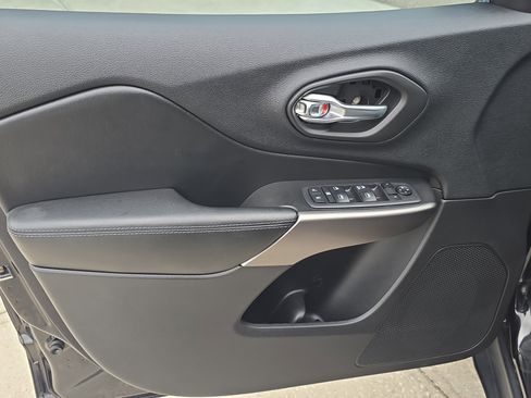 Used 2020 Jeep Cherokee Latitude image 19