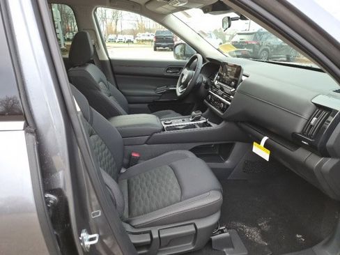 New 2025 Nissan Pathfinder SV w/ SV Premium Package image 13