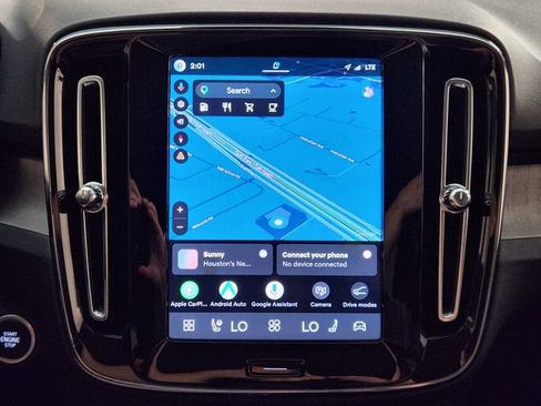 Certified 2026 Volvo XC40 B5 Plus AWD/4WD image 17