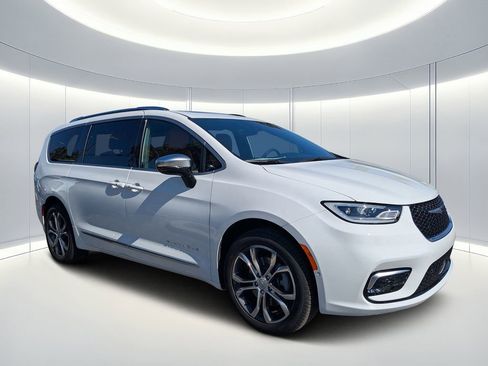 New 2026 Chrysler Pacifica Pinnacle image 2