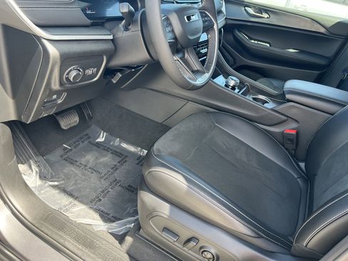 New 2025 Jeep Grand Cherokee Altitude image 13