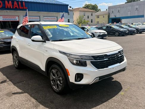 Used 2024 Kia Seltos LX AWD/4WD image 2