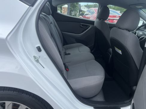 Used 2015 Hyundai Elantra SE w/ Option Group 02 FWD image 9