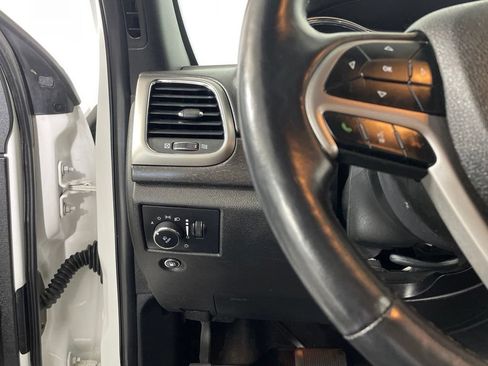 Used 2018 Jeep Grand Cherokee Laredo AWD/4WD image 13