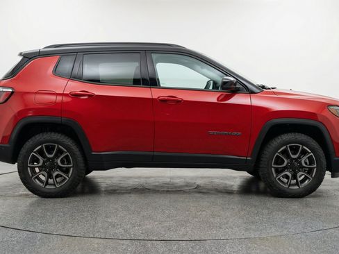 Used 2025 Jeep Compass Trailhawk AWD/4WD image 11