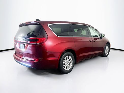 Used 2023 Chrysler Pacifica Touring-L image 9
