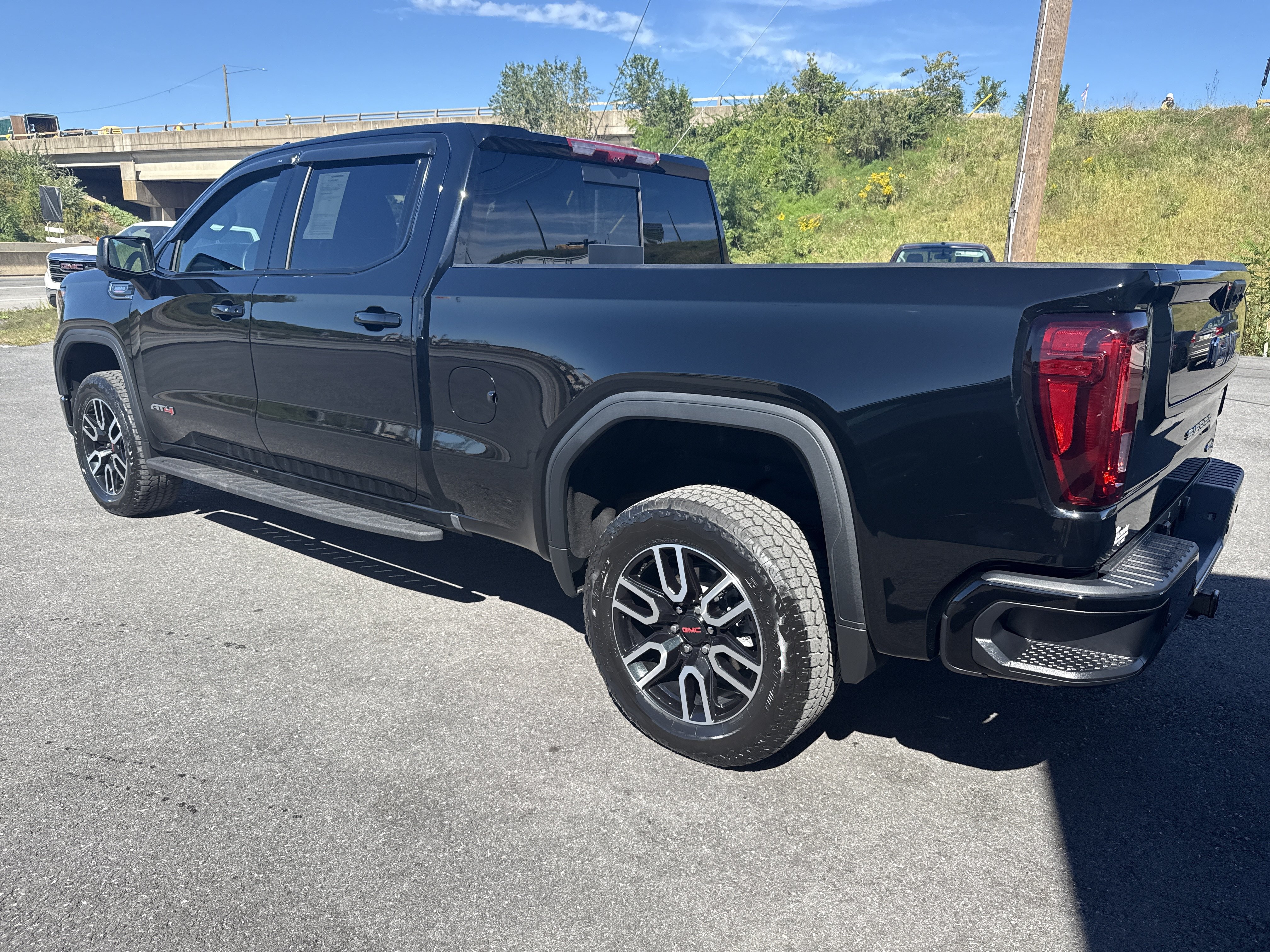 Used 2025 GMC Sierra 1500 AT4 w/ AT4 Premium Package AWD/4WD image 6