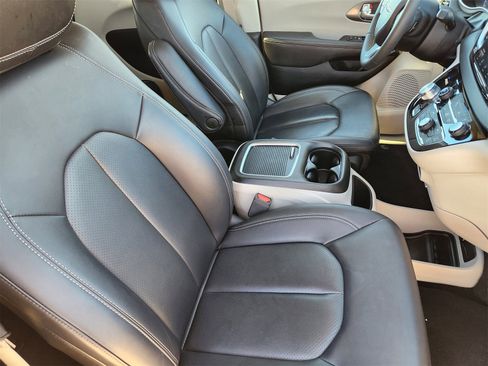 Used 2024 Chrysler Pacifica Touring-L image 14