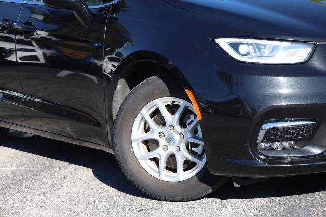 Used 2024 Chrysler Pacifica Touring-L FWD image 3