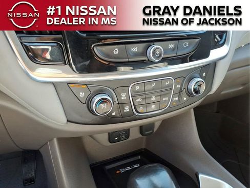Used 2021 Chevrolet Traverse Premier FWD image 18