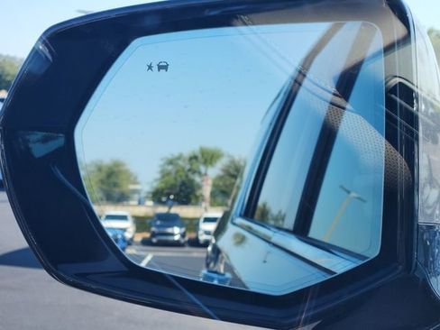 Used 2025 Chevrolet Suburban High Country image 33