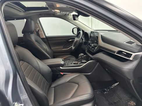 Used 2022 Toyota Highlander XLE AWD/4WD image 29