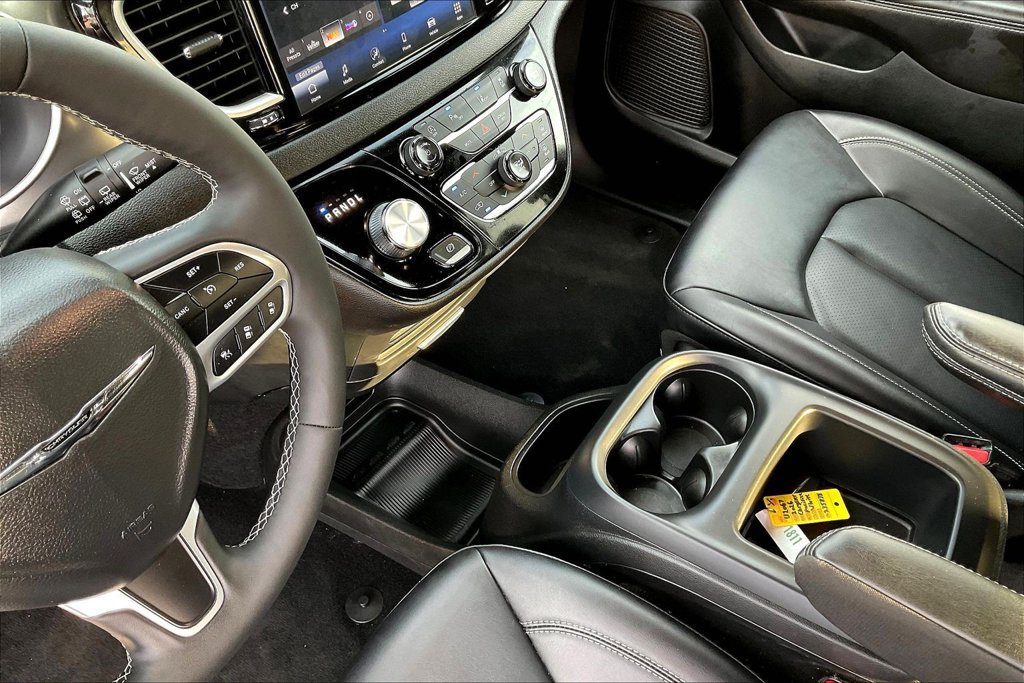 Used 2026 Chrysler Pacifica Select FWD image 9