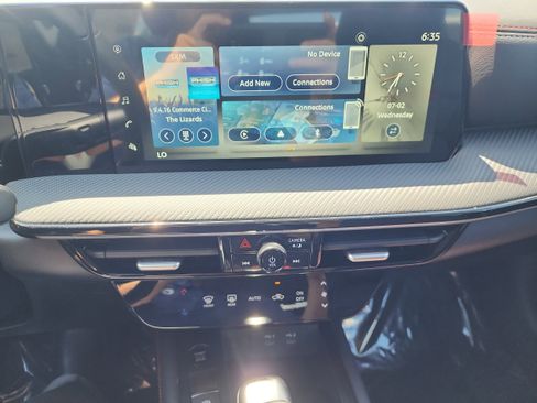 New 2025 Nissan Kicks SR image 12