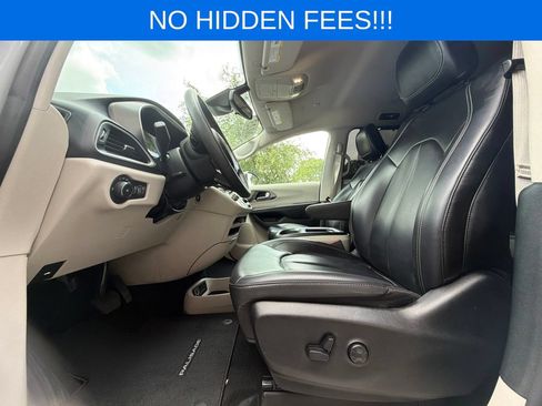 Used 2023 Chrysler Pacifica Touring-L FWD image 14