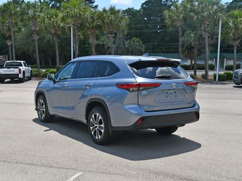 Used 2021 Toyota Highlander XLE AWD/4WD image 4