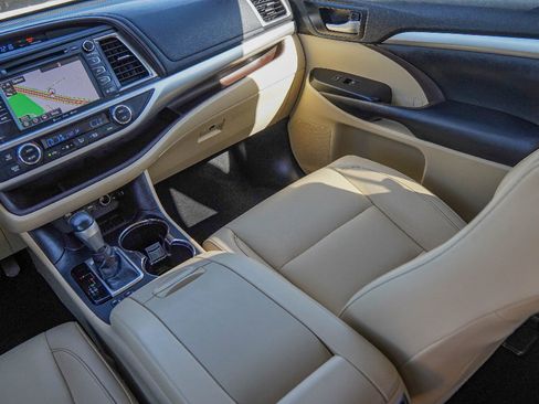 Used 2019 Toyota Highlander XLE image 24