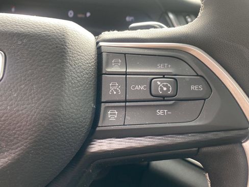 Used 2025 Jeep Grand Cherokee Altitude image 16