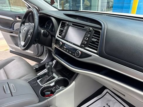 Used 2019 Toyota Highlander XLE AWD/4WD image 32
