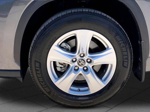 Used 2024 Toyota Highlander LE FWD image 11