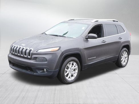 Used 2017 Jeep Cherokee Latitude AWD/4WD image 3