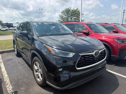 Used 2022 Toyota Highlander LE AWD/4WD image 2