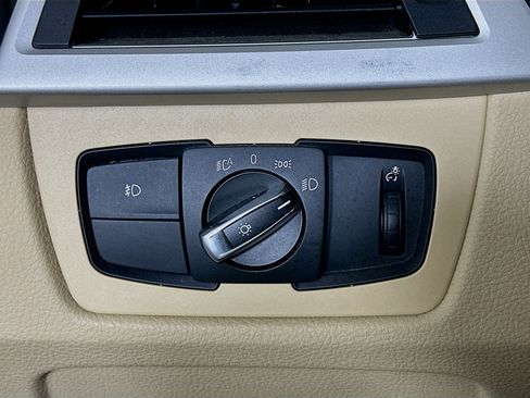 Used 2018 BMW 320i Sedan image 16