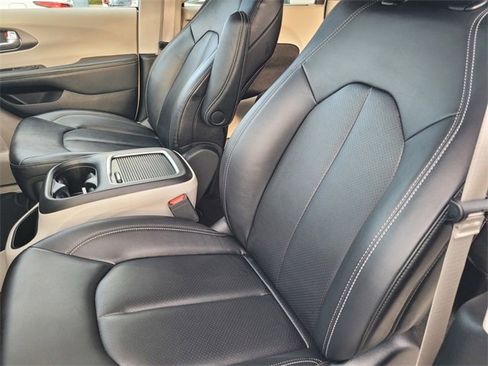 Used 2024 Chrysler Pacifica Touring-L image 13