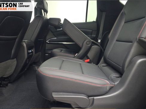 Used 2025 Chevrolet Traverse Z71 image 6