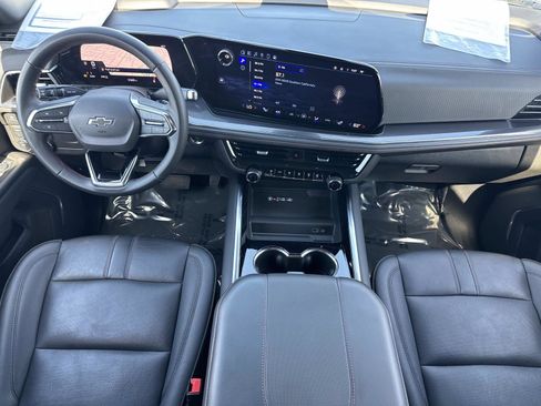 Used 2025 Chevrolet Suburban RST image 9