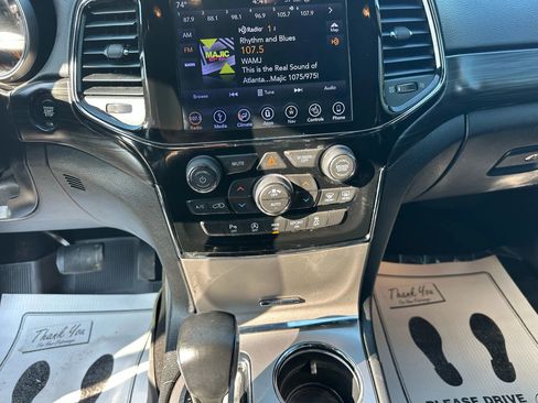 Used 2019 Jeep Grand Cherokee Laredo w/ Laredo X Package image 24