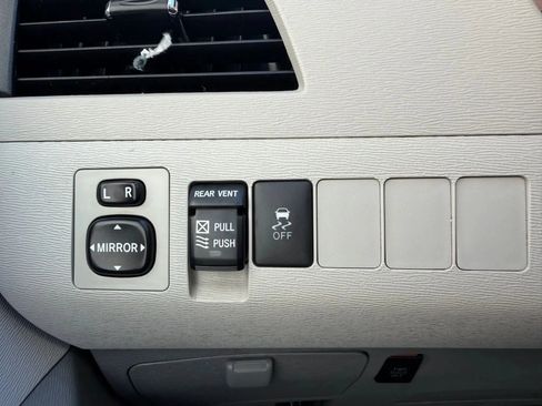 Used 2014 Toyota Sienna XLE image 17