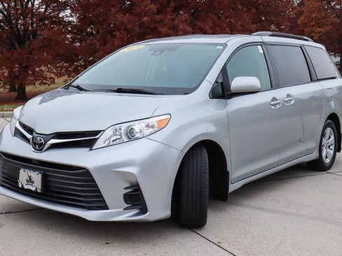 Used 2019 Toyota Sienna LE image 3