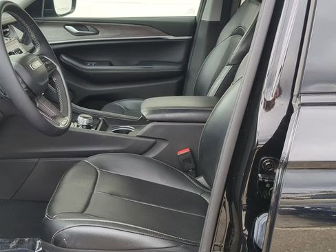 Used 2023 Jeep Grand Cherokee L Limited w/ Luxury Tech Group II image 16