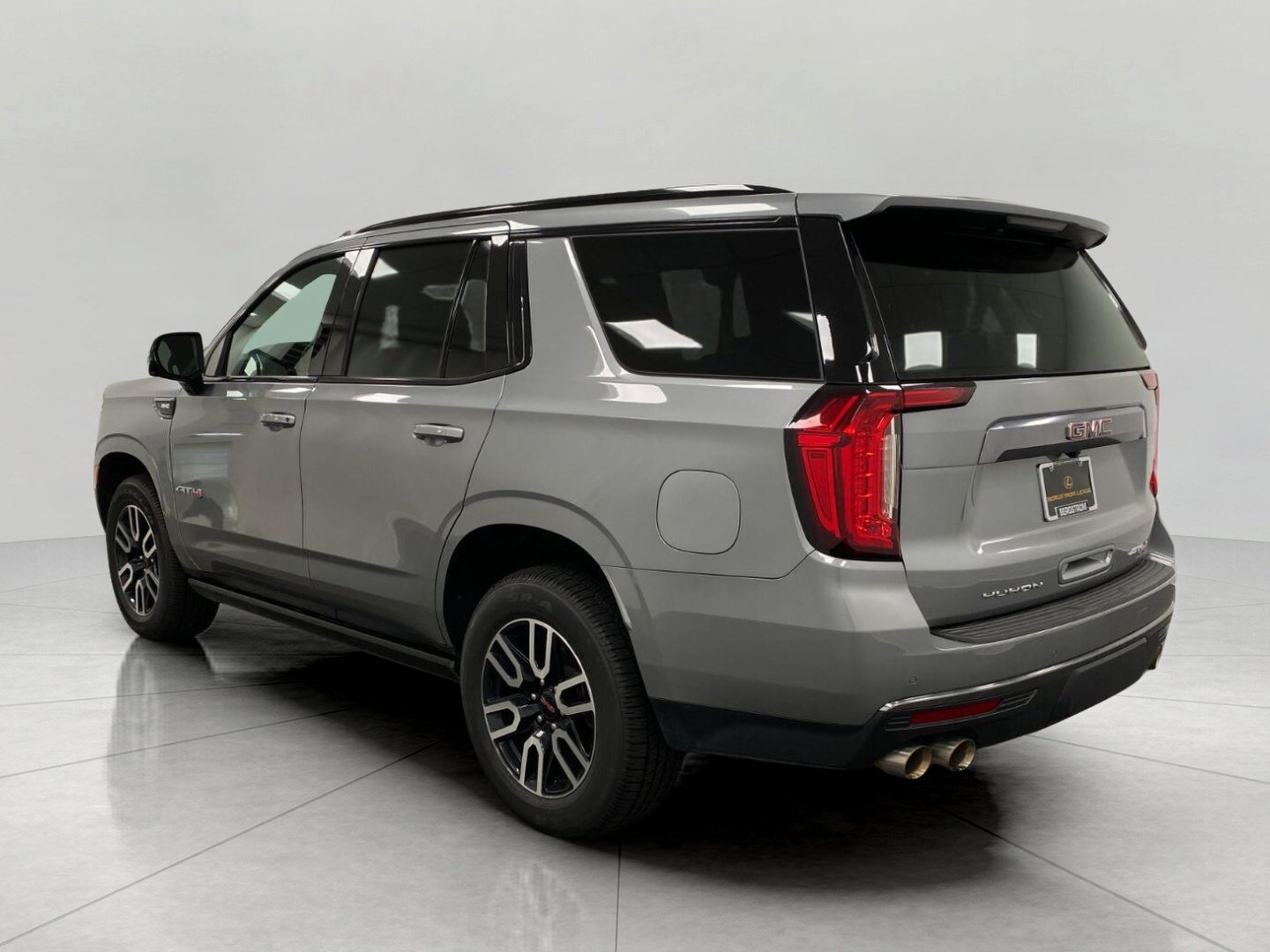 Used 2024 GMC Yukon AT4 w/ Technology Package AWD/4WD image 9