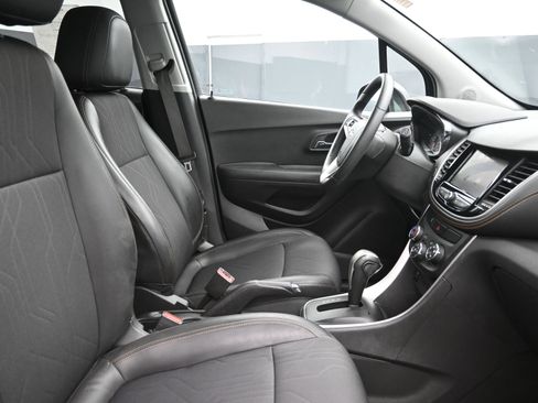 Used 2020 Chevrolet Trax LT w/ LT Convenience Package image 15