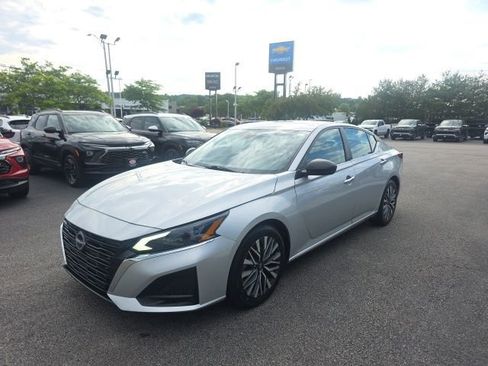 Used 2024 Nissan Altima 2.5 SV FWD image 6