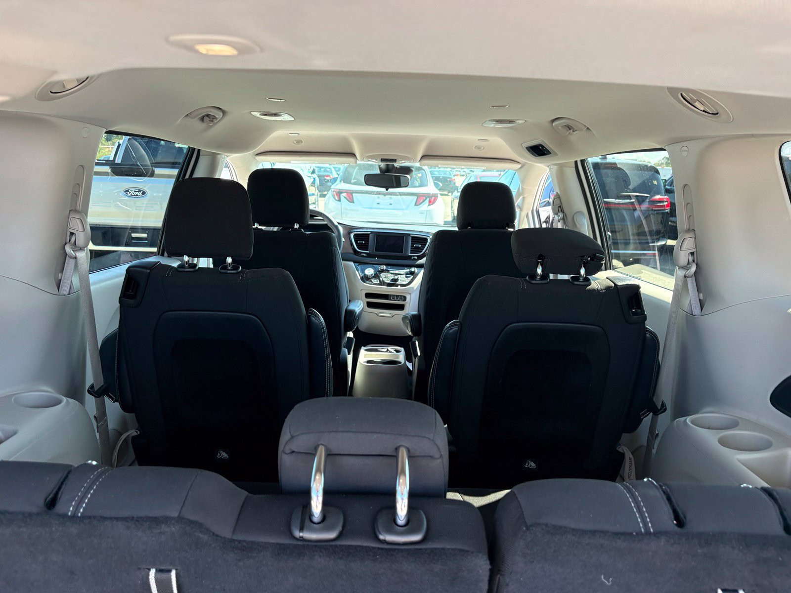 Used 2023 Chrysler Voyager LX FWD image 8