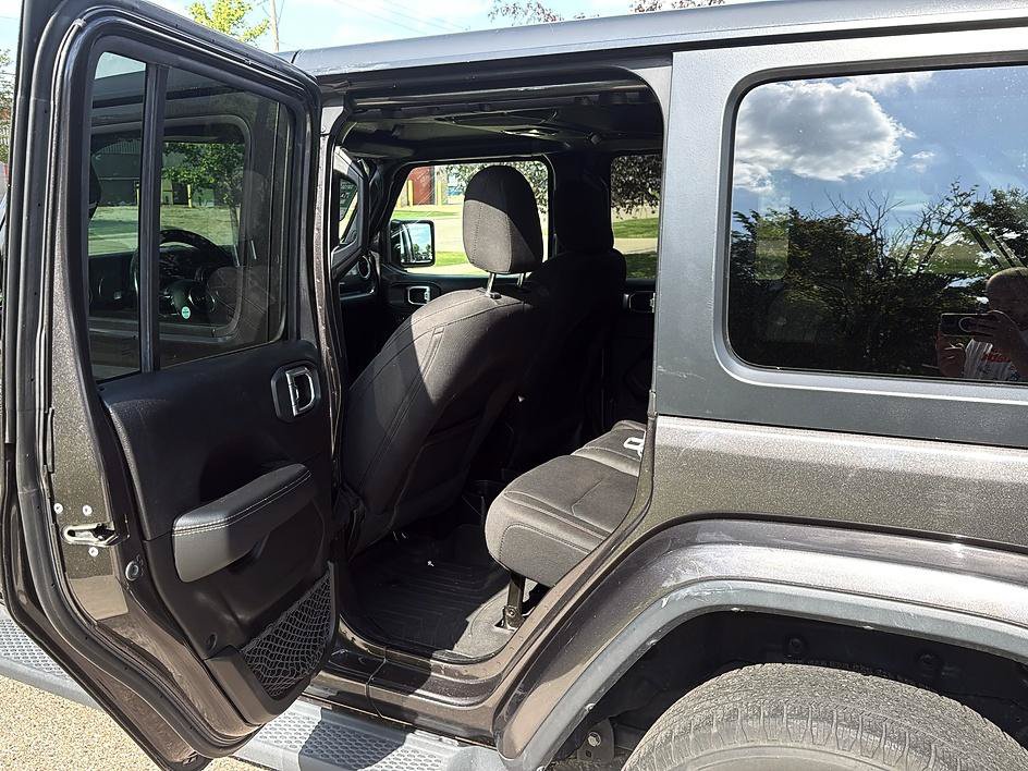 Used 2020 Jeep Wrangler Unlimited Sahara AWD/4WD image 29