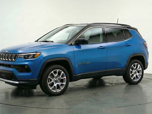 Used 2025 Jeep Compass Limited image 3